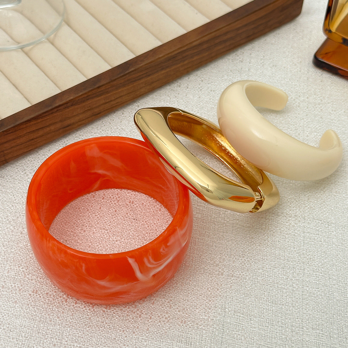 Bracciale rigido aperto a C geometrico oversize in lega con finitura placcata da donna