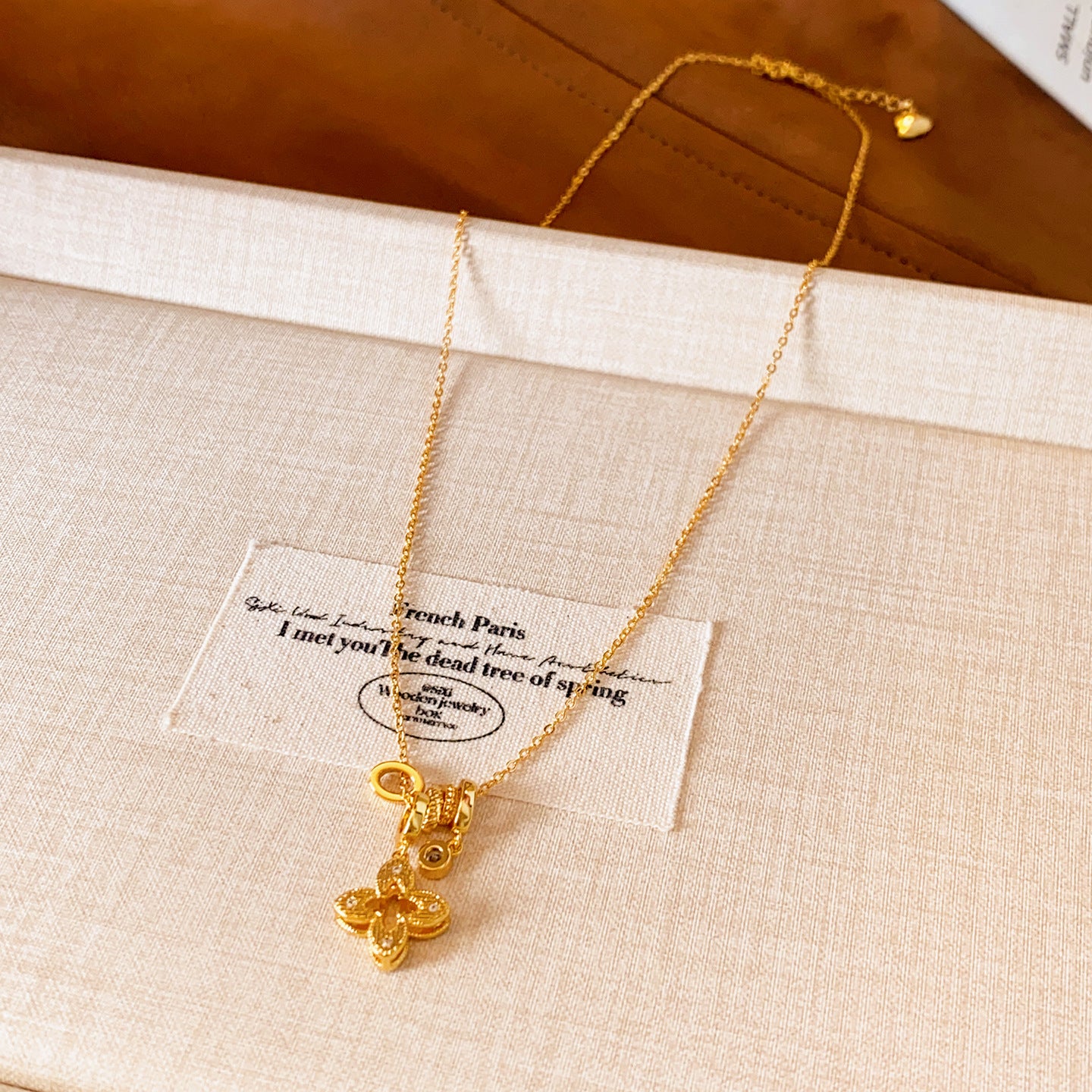 Collar de Lujo con Colgante Floral de Cobre con Incrustaciones de Zirconia para Mujer, Cadena Minimalista para Clavícula de Uso Diario