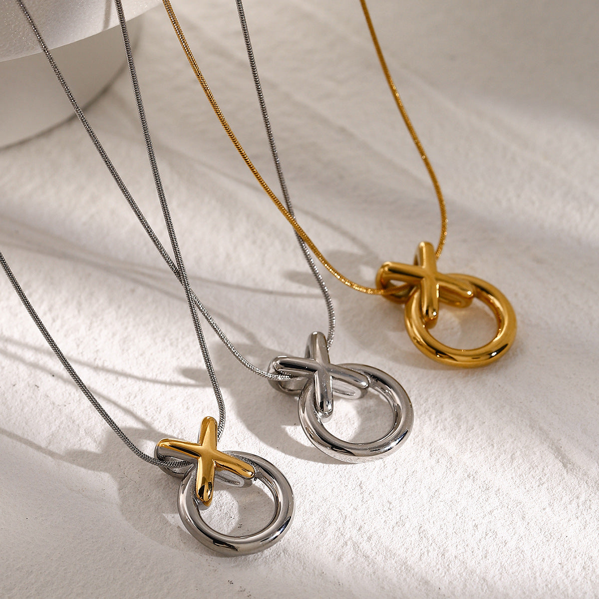 Collana girocollo minimalista in acciaio al titanio placcato oro 18K con fiocco su catena snake