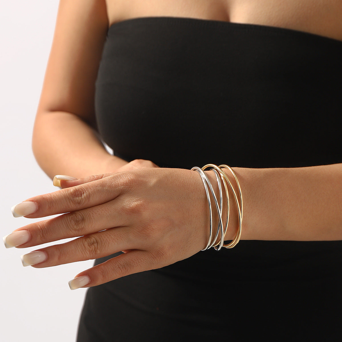 Pulsera minimalista geométrica de línea cruzada para mujer en hierro con acabado chapado
