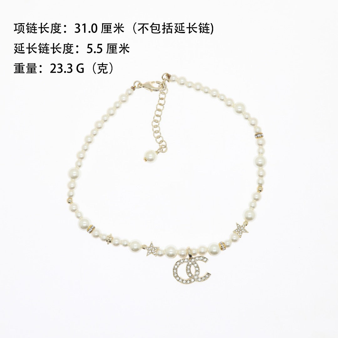 Collana da donna con ciondolo a lettera placcato oro di lusso, perle e strass su catena a sfera