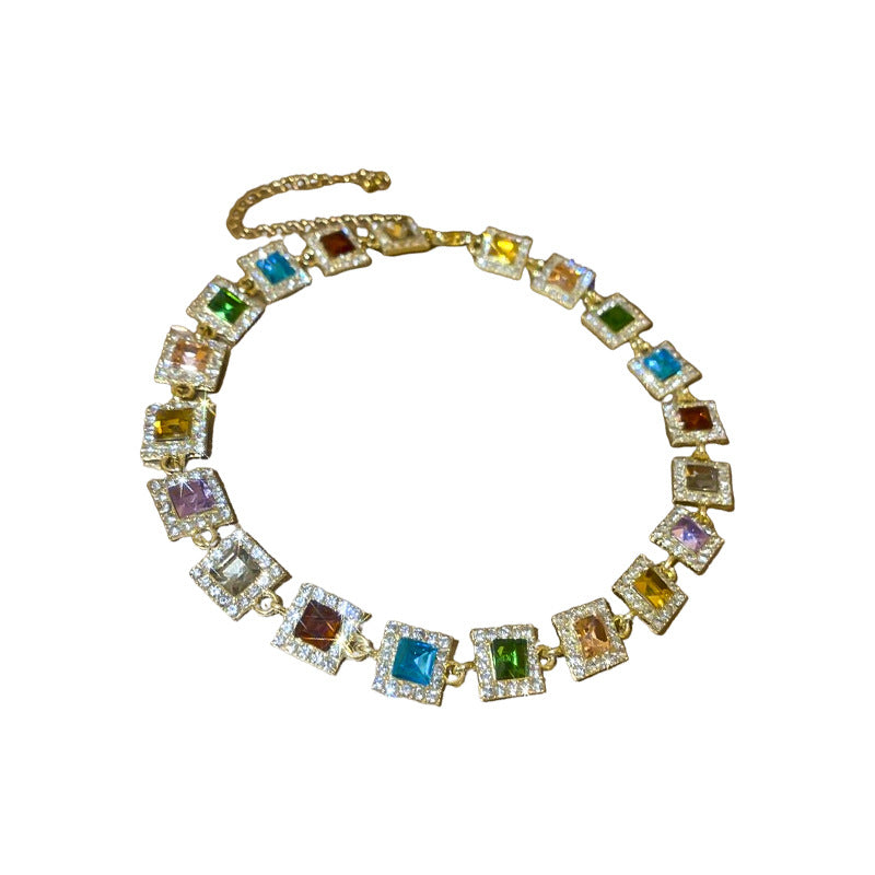 Collar con colgante geométrico vintage de aleación con incrustaciones de diamantes de imitación para mujer, estilo medallón minimalista, cadena para la clavícula