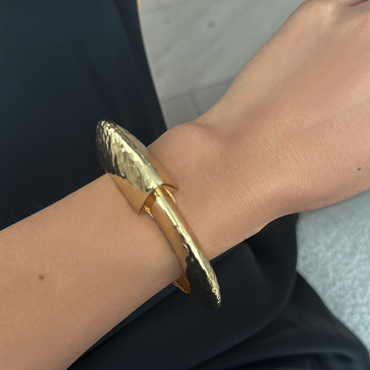Pulsera de Aleación Dulce y Atrevida con Textura Martillada y Acabado Pulido para Mujeres