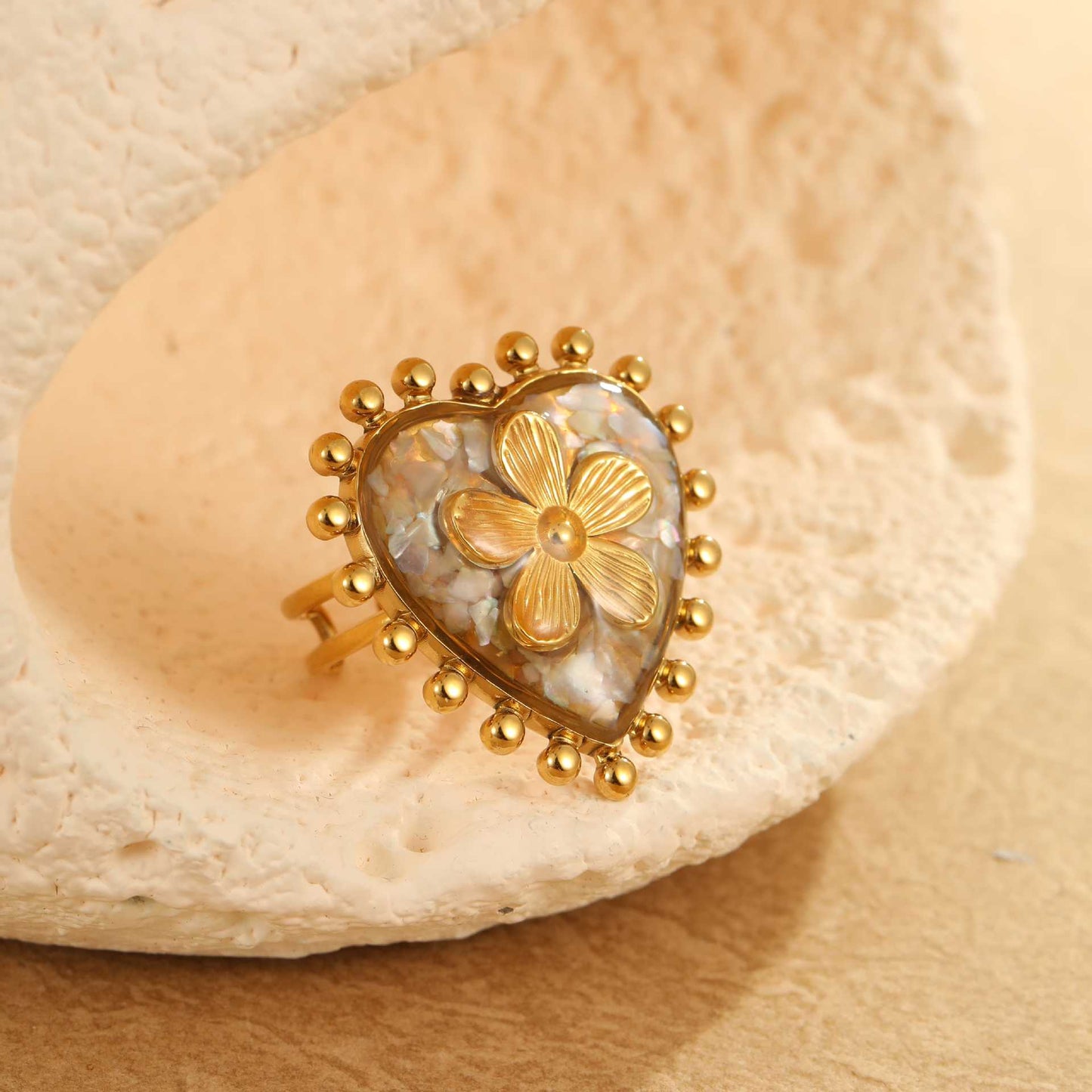 Anillo de corazón y flor de acero de titanio chapado en oro de 18 quilates, estilo francés de lujo para mujer
