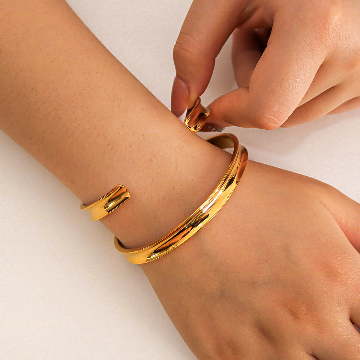 Bracciale a C minimalista in acciaio inossidabile placcato oro 18 carati per uomo e donna
