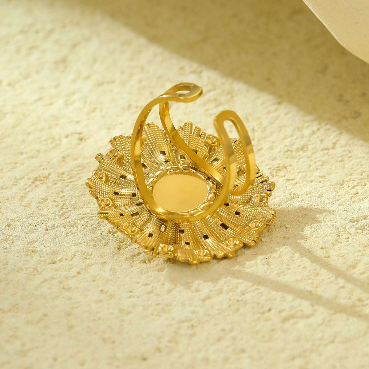 Anillo de acero de titanio con incrustaciones de perlas y textura floral geométrica irregular para mujer con acabado chapado