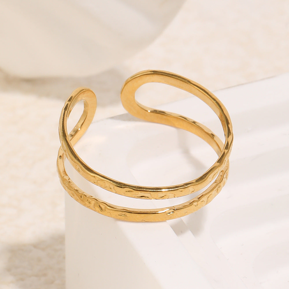 Anillo abierto geométrico minimalista de acero inoxidable chapado en oro de 18 quilates con textura martillada para mujer