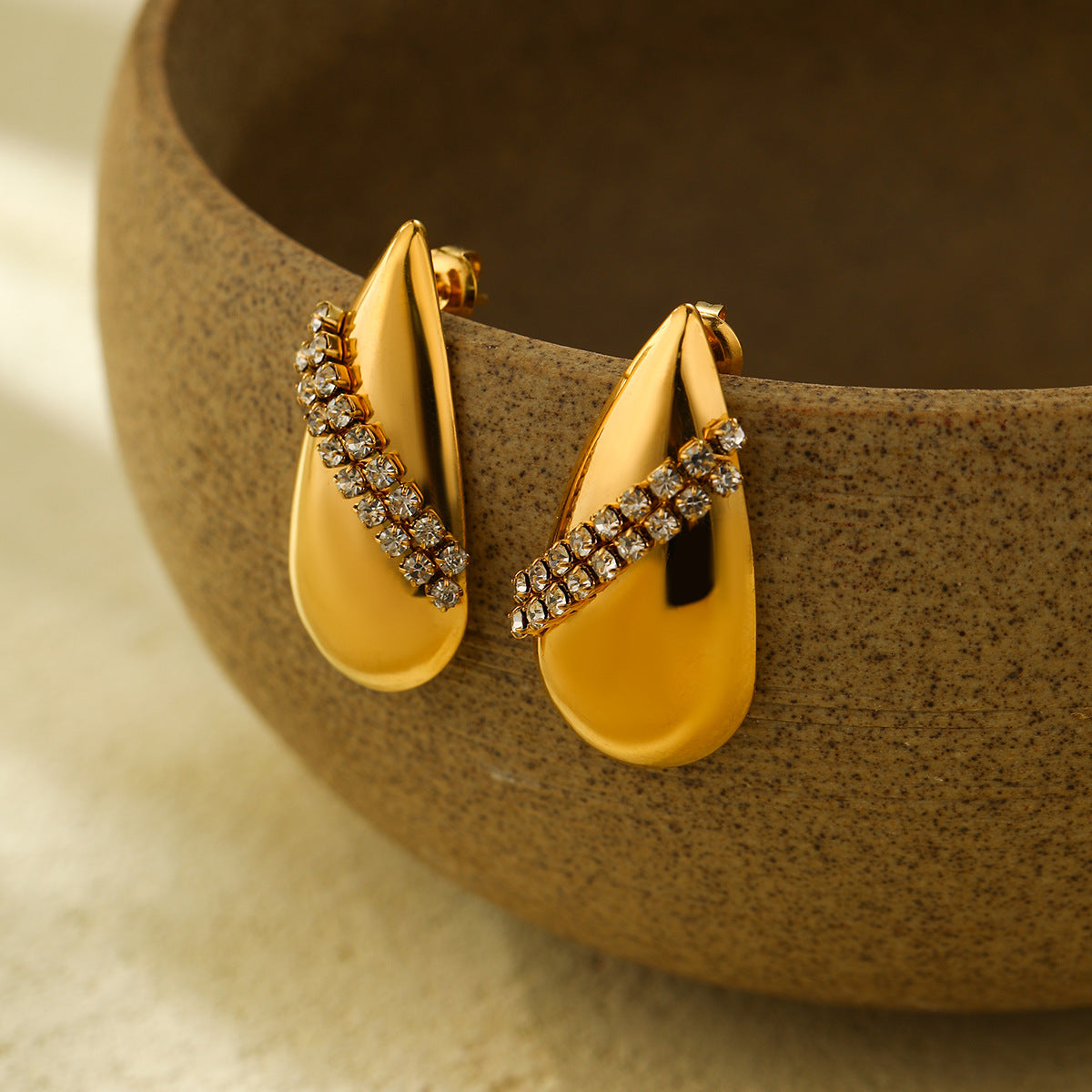 Elegantes aretes de acero titanio con forma de gota de agua para mujer, con incrustaciones de diamantes de imitación y acabado galvanizado