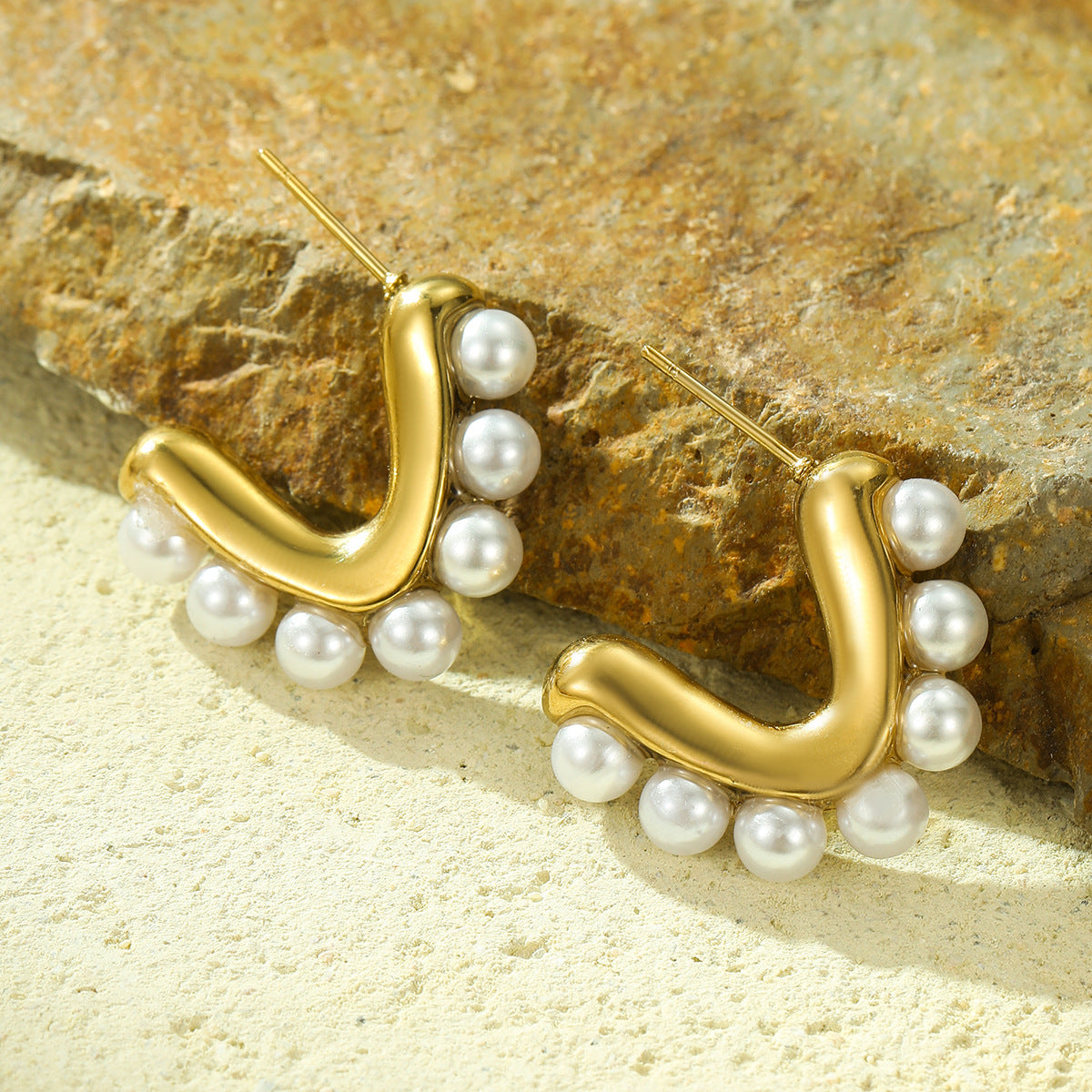Fashionable Minimalist V-Shaped Stainless Steel Ear Studs with Pearl Inlay for Women