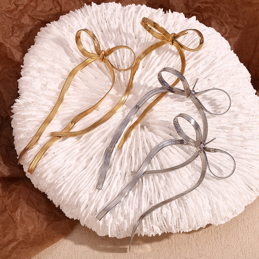 Orecchini da donna minimalisti in acciaio inossidabile a forma di fiocco con placcatura in oro 18K