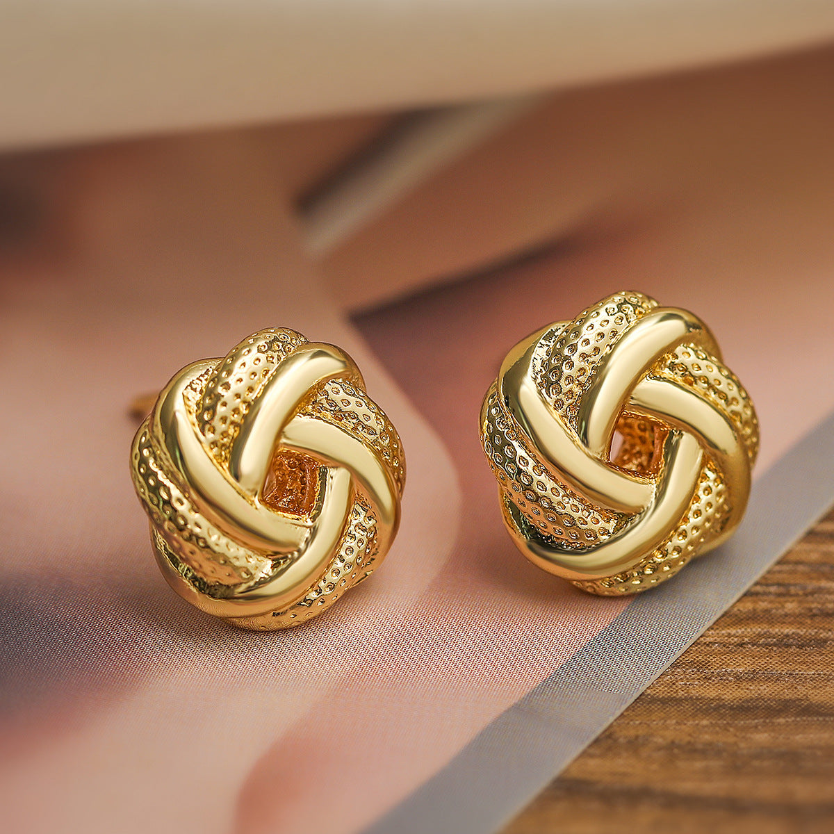 Orecchini a perno da donna in rame con placcatura in oro 18 carati, dal design minimalista, floreale e geometrico