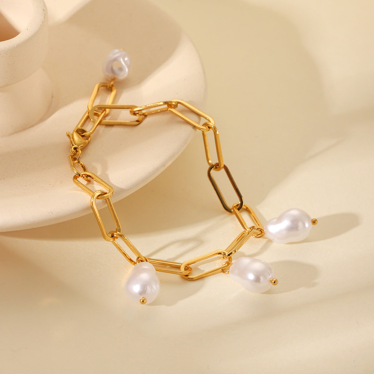 Bracciale con ciondolo a croce geometrico minimalista in acciaio inossidabile con placcatura in oro 18K e accento perla