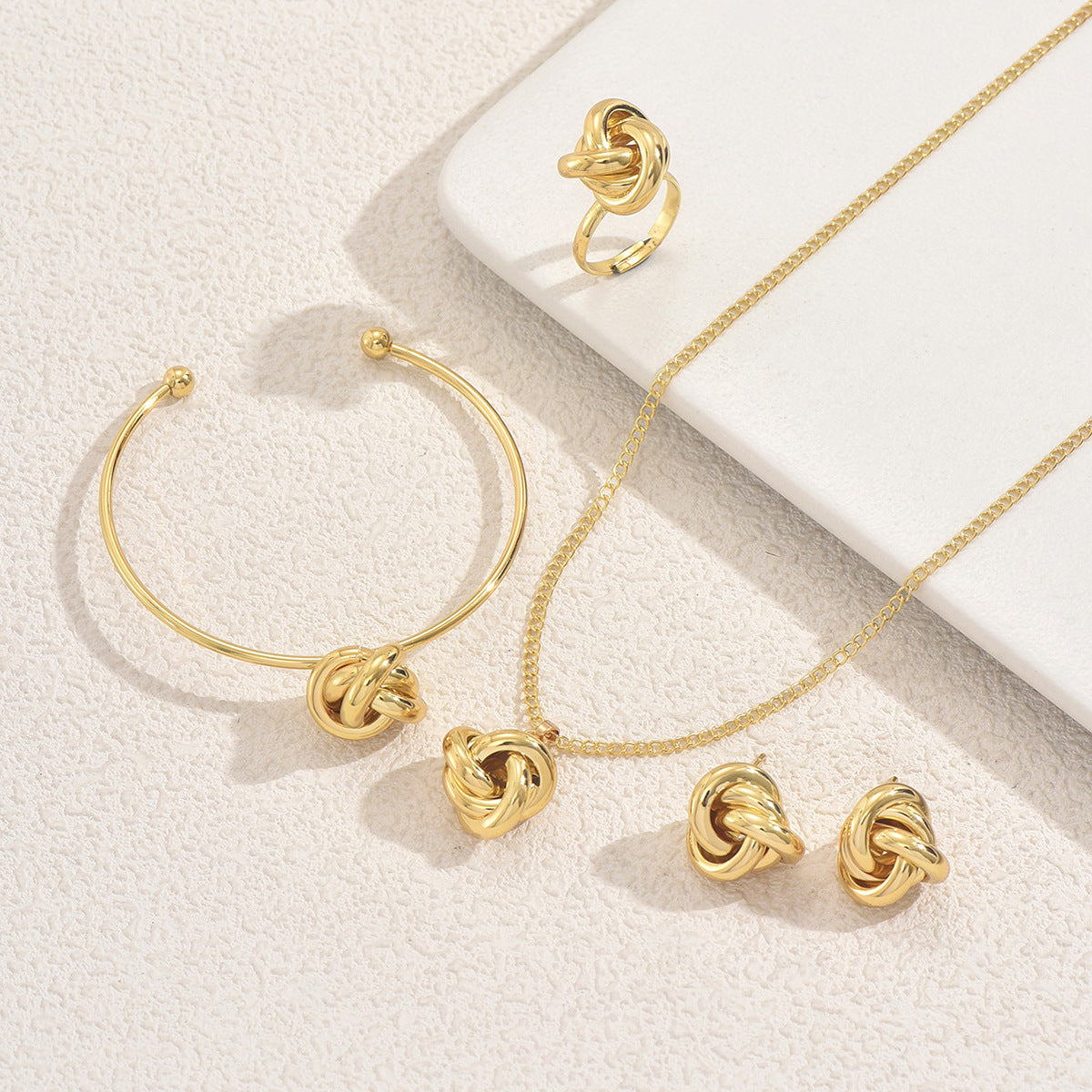Conjunto de collar, pulsera torcida y pendientes de aleación con acabado chapado, estilo geométrico para mujer