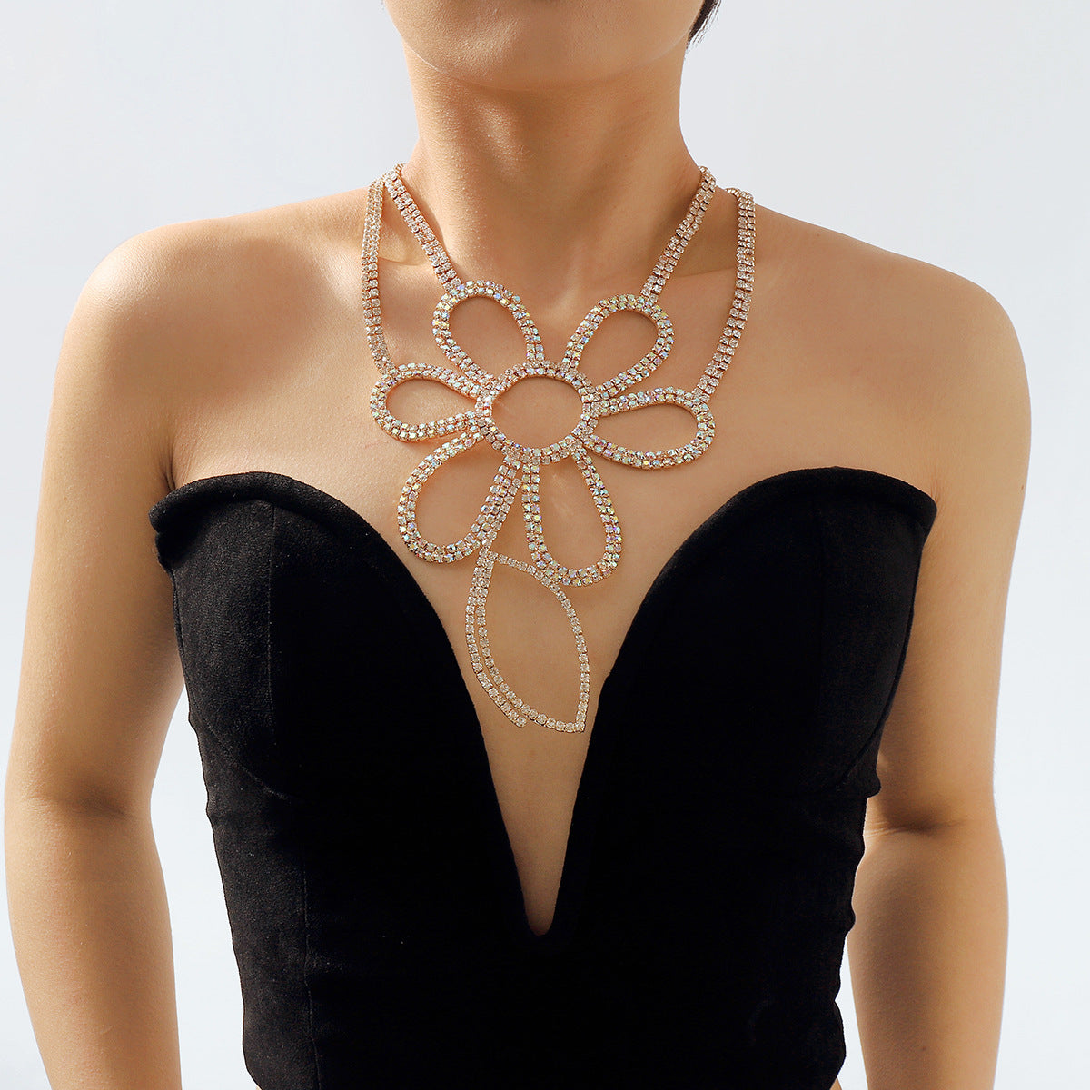 Collar de tulipán dulce y atrevido con detalles geométricos, colgante de aleación electrochapada en cadena de garra, collar llamativo para mujer