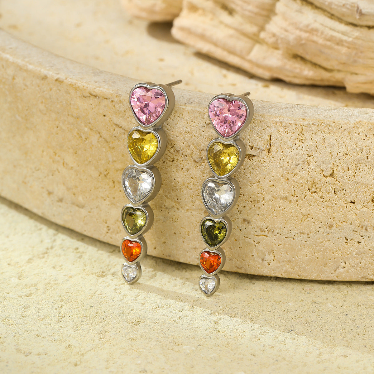 Orecchini a perno a forma di cuore in acciaio inossidabile, dal design minimalista e alla moda, con dettagli in zircone colorato e finitura in titanio.