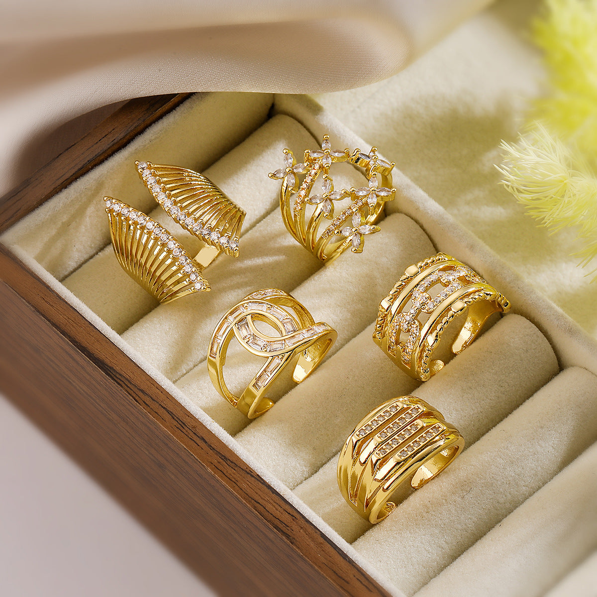Anello aperto minimalista da donna in ottone, placcato oro, con intarsio di zirconi, dalla forma geometrica irregolare