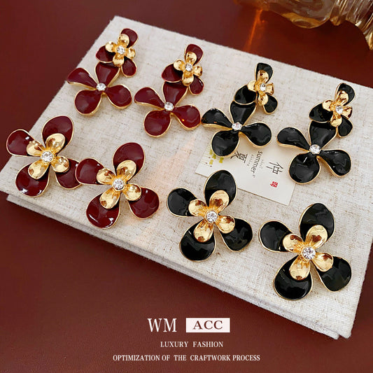 Pendientes florales vintage con acabado esmaltado e incrustaciones de pedrería en aleación con postes de acero inoxidable para mujer