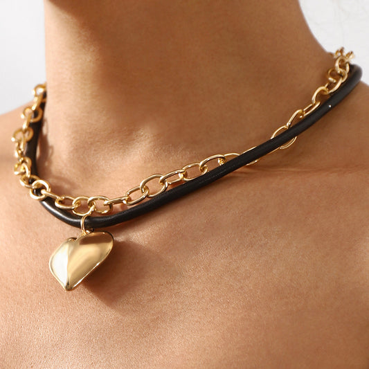 Girocollo con ciondolo a forma di cuore, dolce e audace, con catena in alluminio e cordino in pelle con finitura placcata