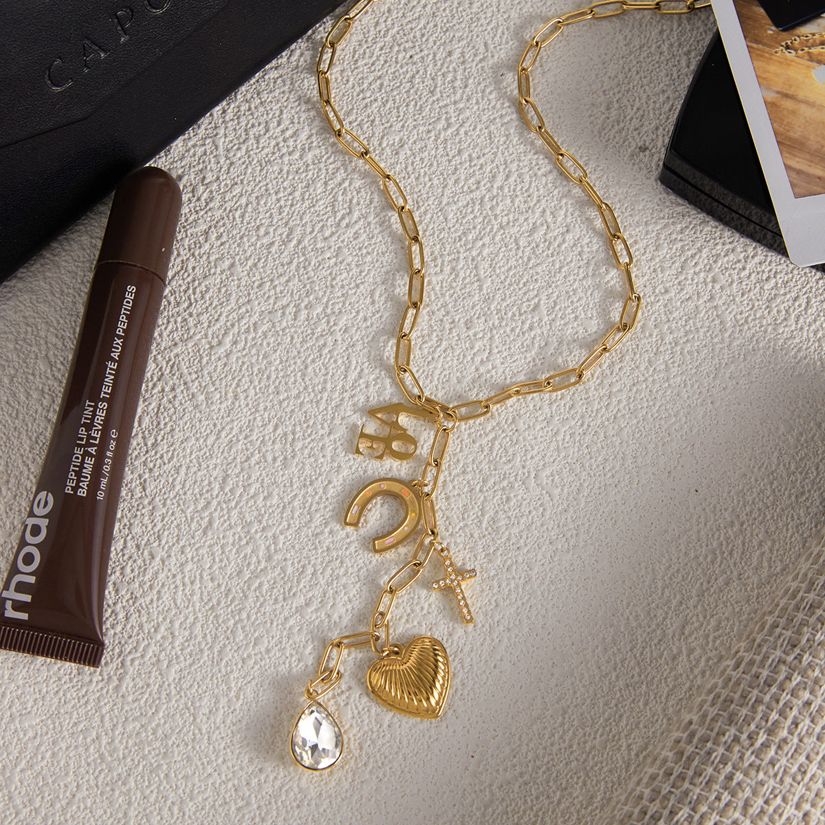 Collana a Y minimalista in acciaio al titanio a forma di cuore con finitura smaltata e catena in acciaio inossidabile da donna
