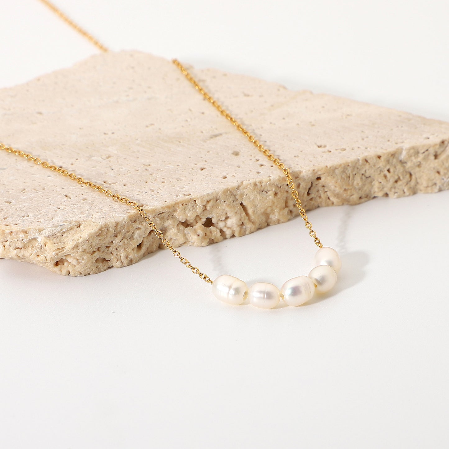 Collana Geometrica Minimalista da Donna in Acciaio Inossidabile con Placcatura in Oro 18K e Ciondolo a Perla Naturale d'Acqua Dolce