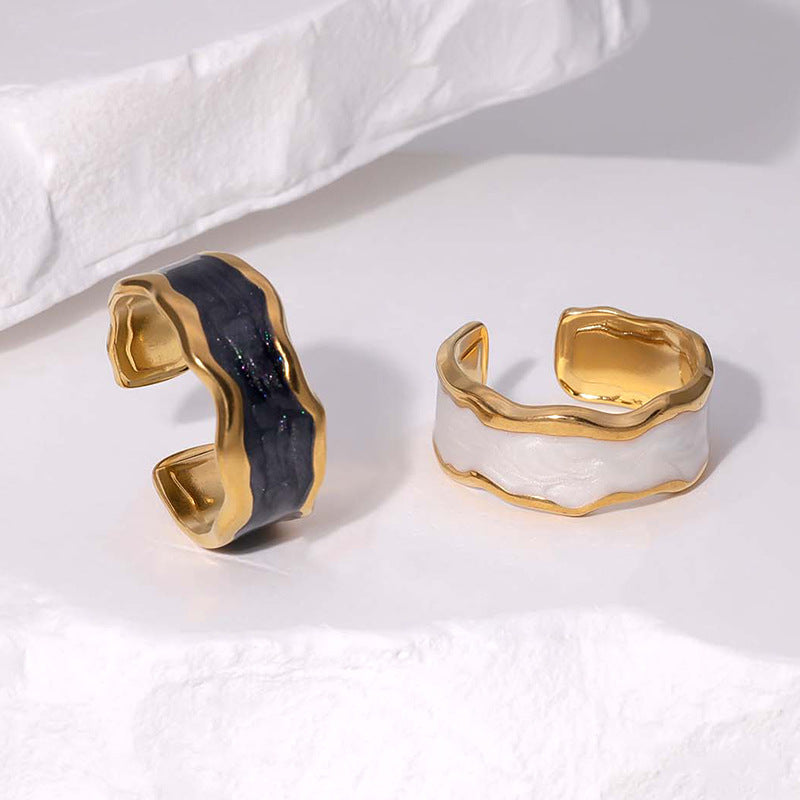 Anello Minimalista da Donna in Acciaio al Titanio con Finitura Smaltata e Fascia Aperta Irregolare Geometrica