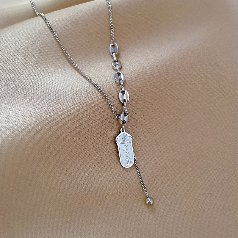 Collana con Pendente Minimalista a Naso di Maiale in Acciaio al Titanio per Donna e Uomo con Design Geometrico e Catena Placcata Oro
