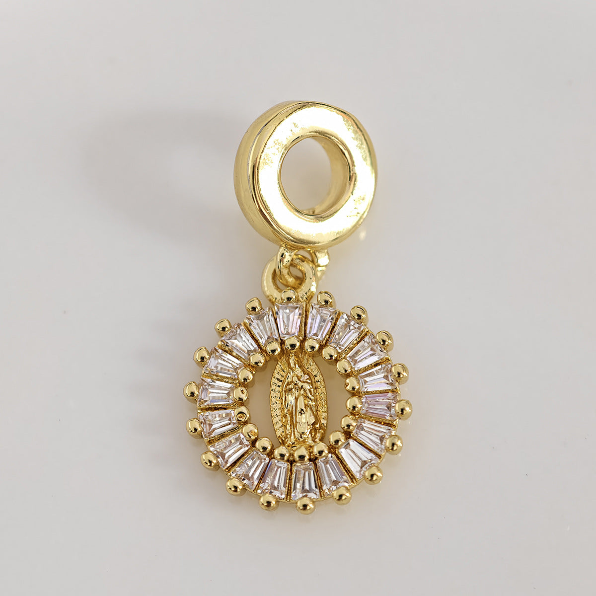 Ciondolo a Lettera Minimalista in Ottone Placcato Oro 18K con Barretta Charm con Zirconia Cubica Incastonata