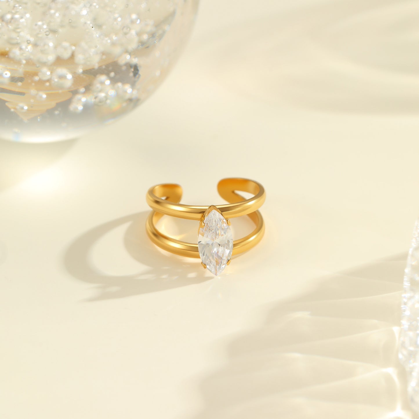 Anello geometrico minimalista da donna in acciaio inossidabile con placcatura in oro 18K e intarsio di zirconi