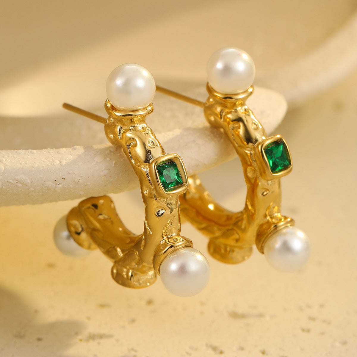 Orecchini a cerchio vintage a C grandi in acciaio inossidabile placcato oro con zirconi per donna