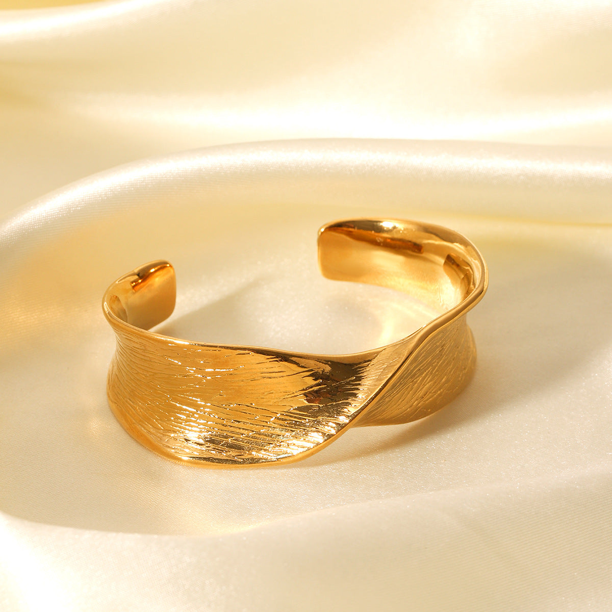 Bracciale rigido minimalista da donna con fiocco e apertura, in acciaio inossidabile placcato oro 18K
