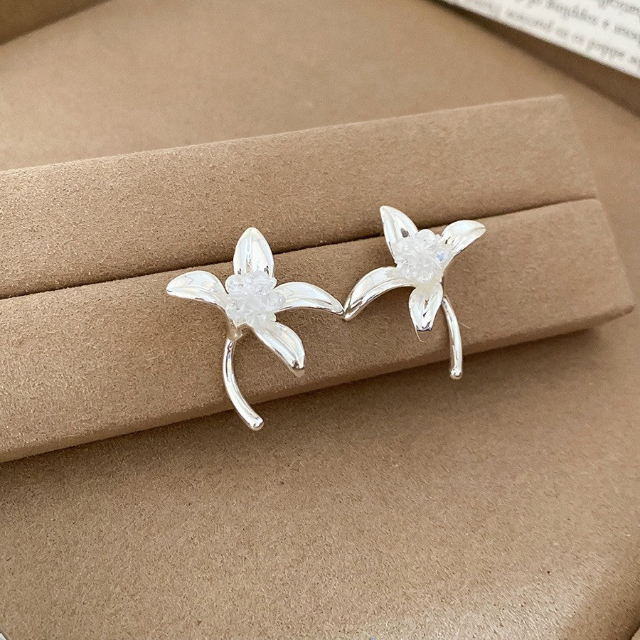 Pendientes de botón minimalistas florales de circonita en cobre chapado con postes de acero inoxidable para mujer