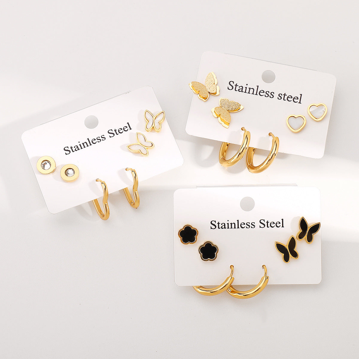 Pendientes minimalistas de acero inoxidable con forma de mariposa y baño de oro de 14 quilates para mujer