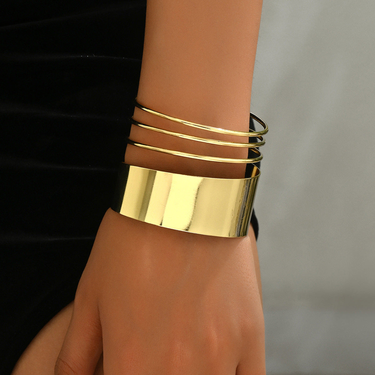 Pulsera geométrica hueca minimalista de aleación de zinc para mujer con superficie pulida y diseño de apertura ajustable