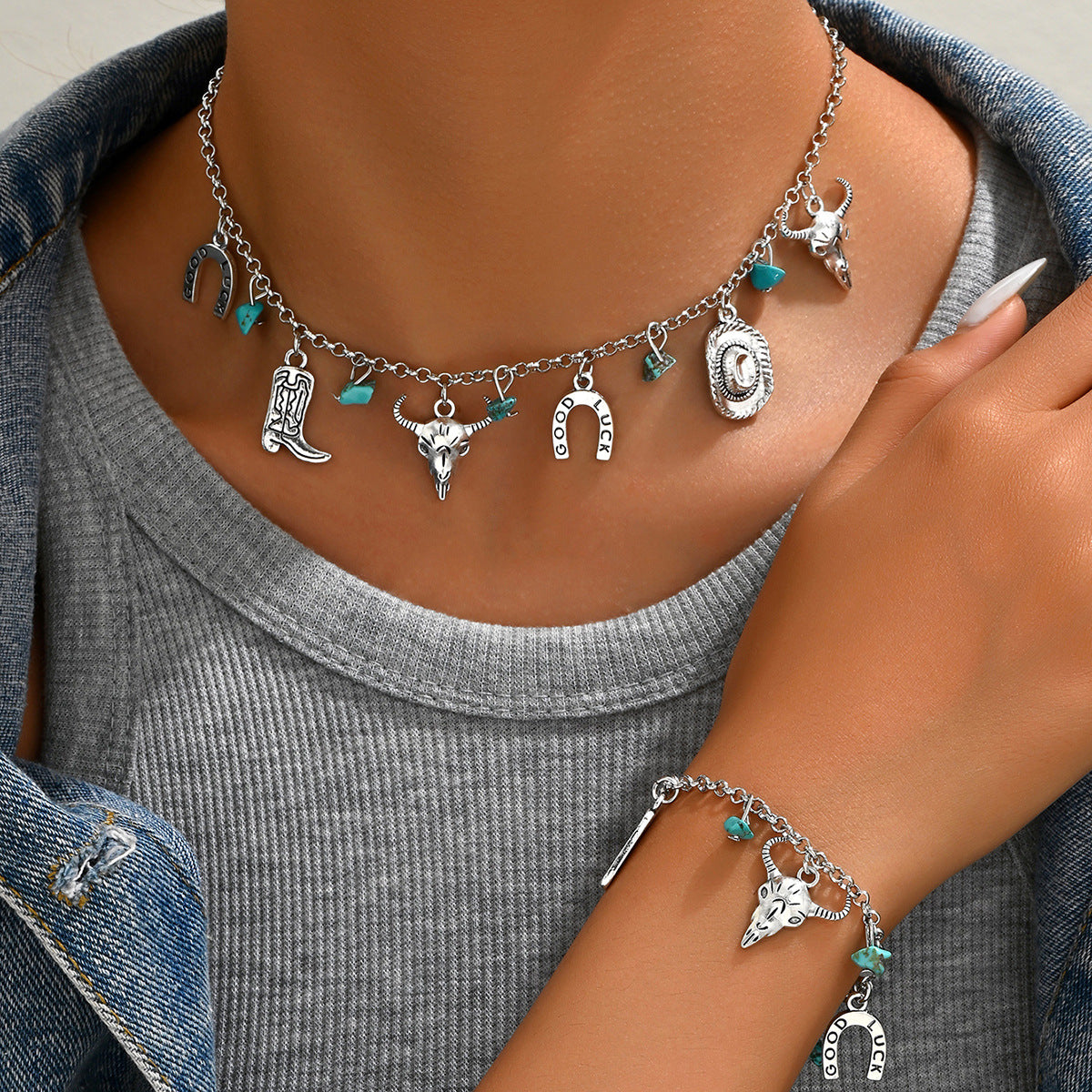 Set di collana con ciondolo a forma di toro geometrico minimalista e ferro di cavallo da donna, con struttura in lega e finitura galvanica
