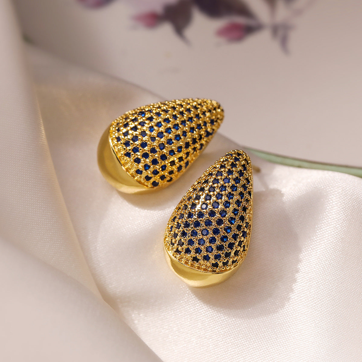 Orecchini da donna minimalisti in rame a goccia placcati in oro 18 carati con zirconi microincastonati