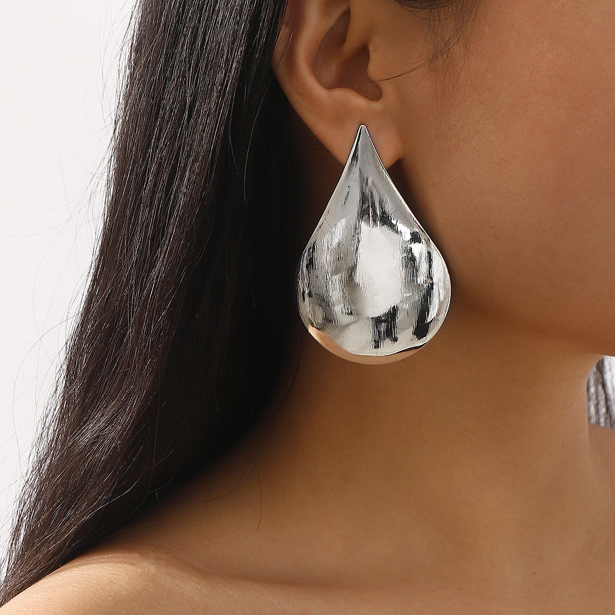 Aretes de aleación geométricos exagerados para mujer con superficie convexa pulida y acabado galvanizado