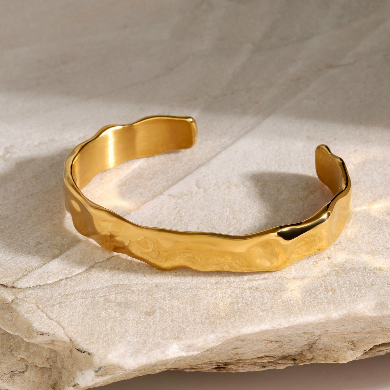 Pulsera de acero inoxidable martillado con textura ondulada y chapado en oro de 18 quilates para mujer, joyería de mano geométrica minimalista a la moda