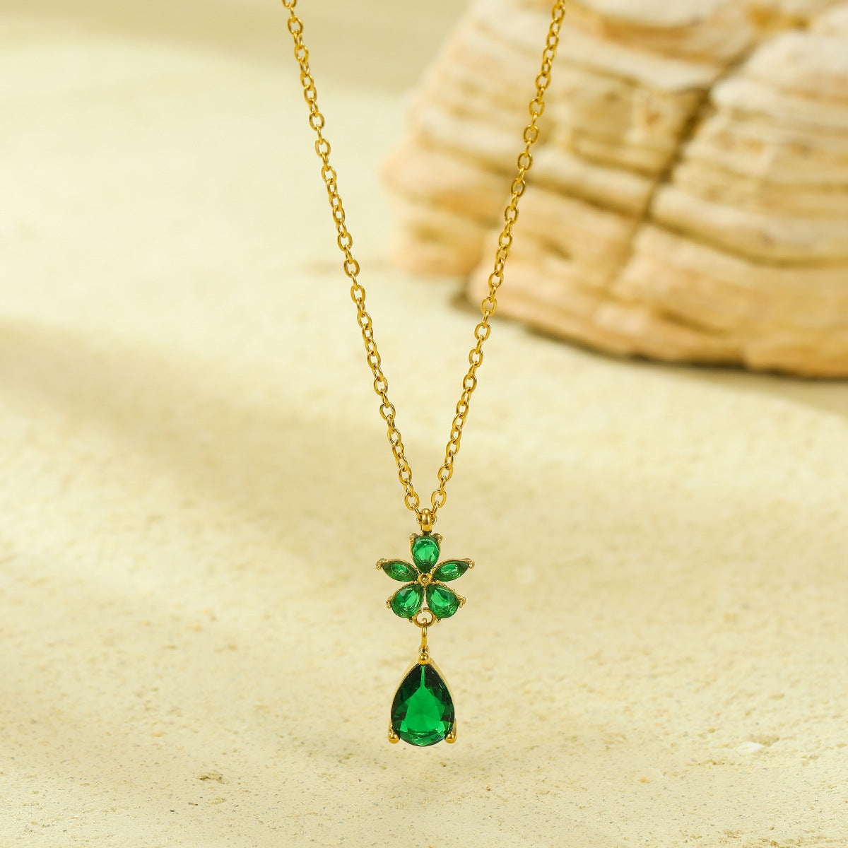 Collana da donna in acciaio inossidabile con zirconia a forma di petalo e finitura placcata