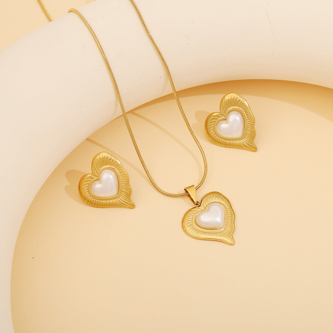 Fashionable Heart-Shaped Stainless Steel Necklace Set with Plated Finish for Women