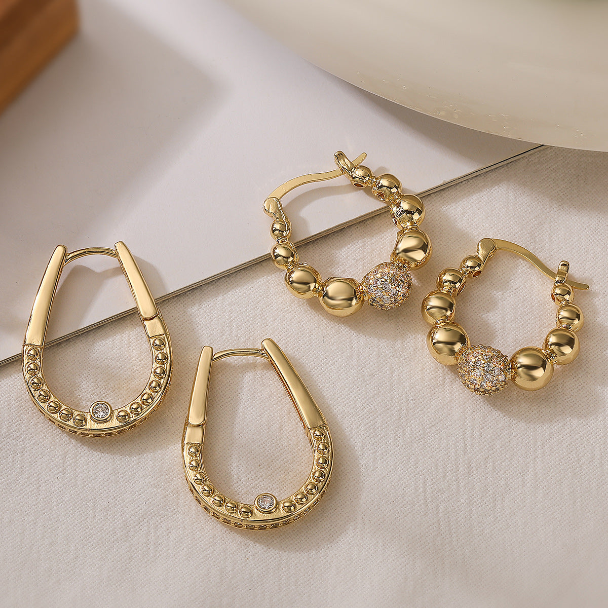 Orecchini geometrici minimalisti da donna con placcatura in oro e intarsio in zircone, gioielli alla moda dalla forma irregolare