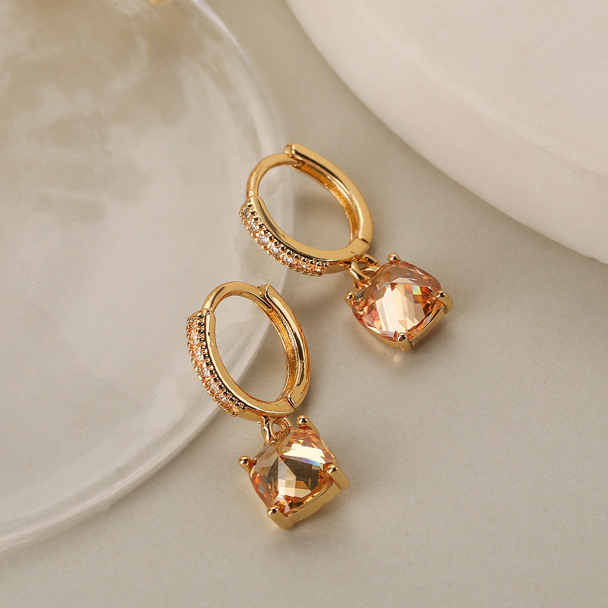 Orecchini geometrici minimalisti in rame con placcatura in oro vero e accenti in zirconia per donna