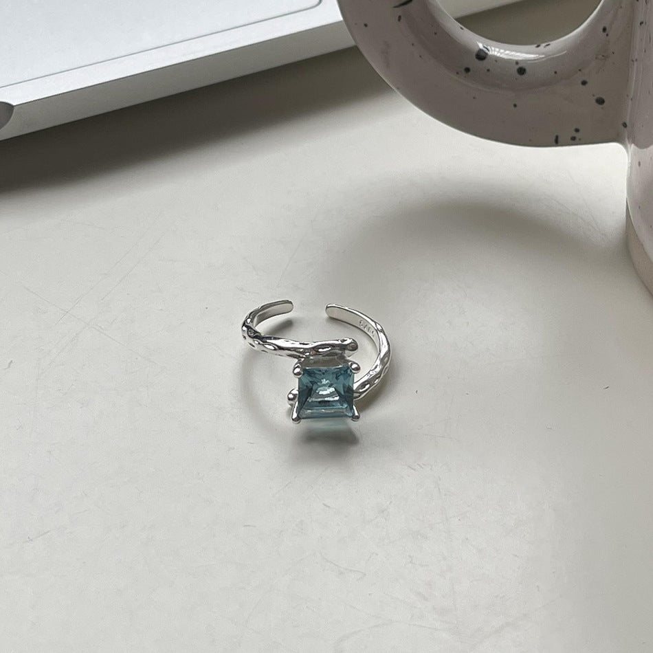 Anello aperto minimalista in argento sterling 925 con zirconi cubici blu e finitura placcata