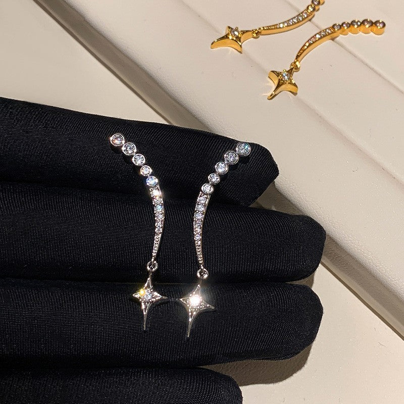 Orecchini a perno minimalisti a stella con perle e accenti di zirconi, su perni in acciaio ipoallergenico