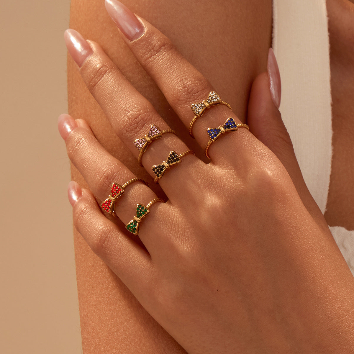 Anillo de acero inoxidable con forma de lazo, engaste de diamantes de imitación, estilo minimalista y lujoso para mujer