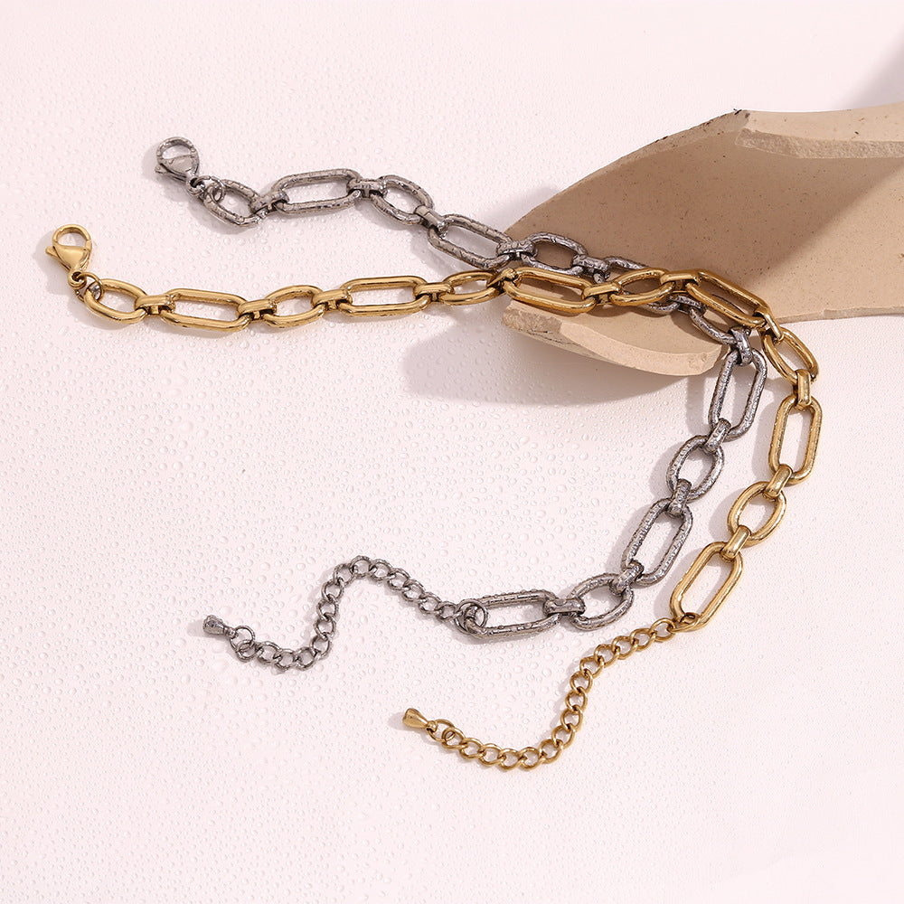 Tobillera minimalista geométrica de acero inoxidable con detalles de imperdibles chapados en oro de 14 quilates para mujer