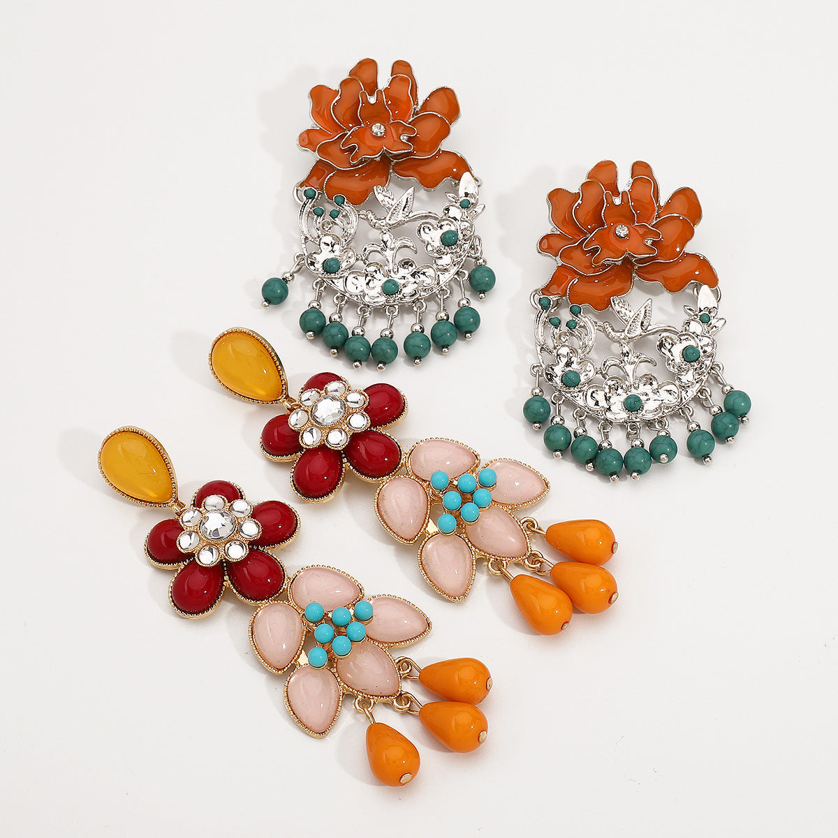 Aretes colgantes llamativos de resina floral bohemia con detalles de diamantes de imitación y postes de acero inoxidable