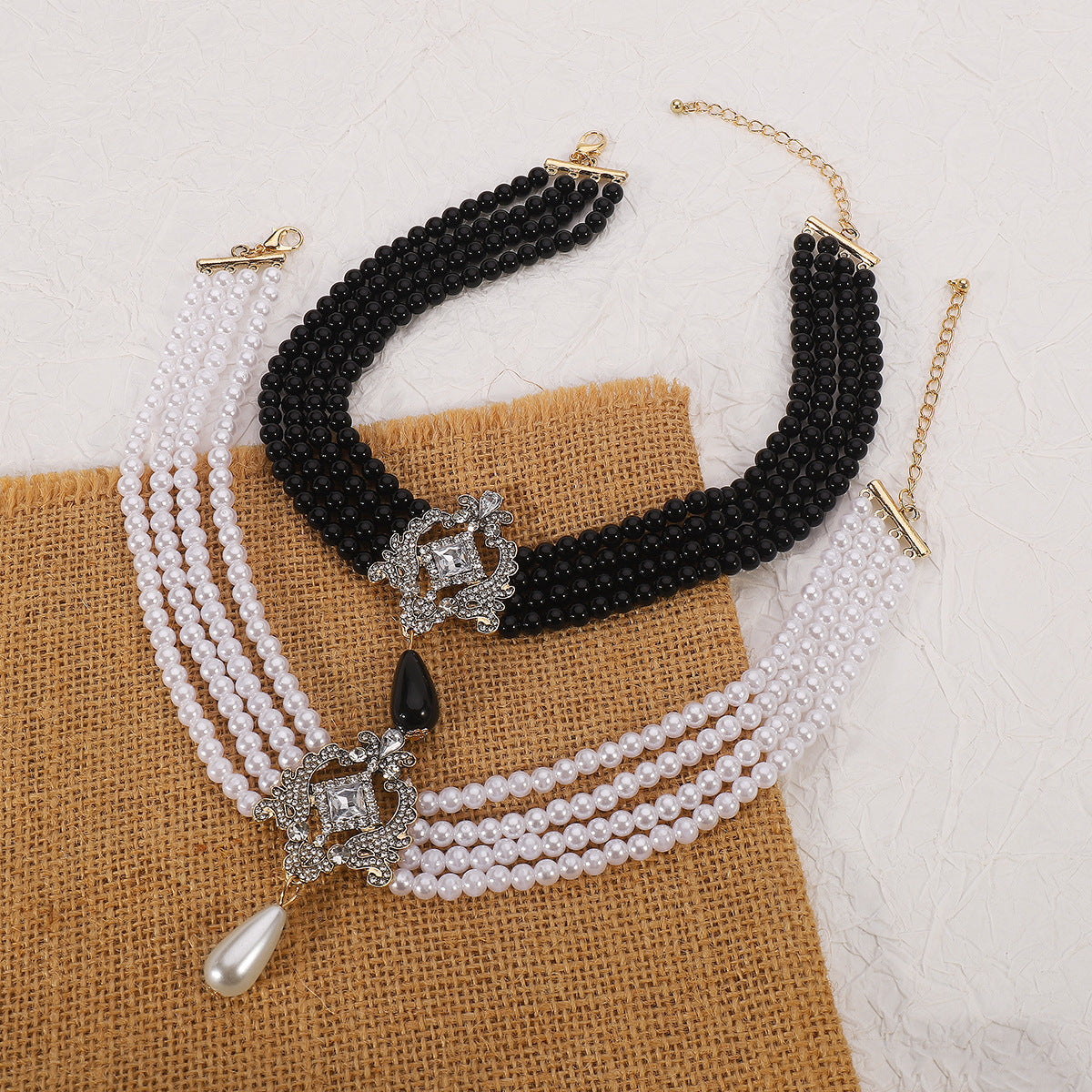 Collar de perlas geométrico dulce y atrevido para mujer con cadena de aleación y detalles de pedrería