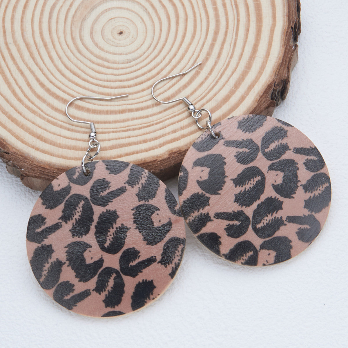 Orecchini Pendenti Lunghi Leggeri in Stile Naturale con Struttura in Acciaio Inox Lucido e Accenti con Stampa Leopardata da Donna