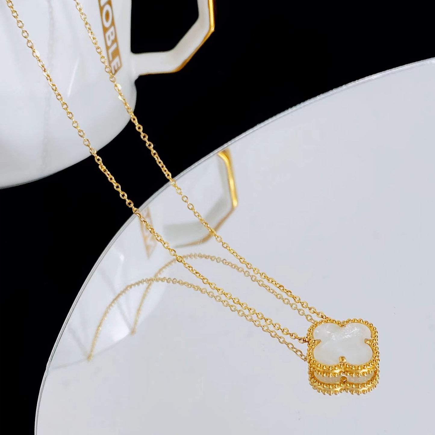 Collana pendente con quadrifoglio in acciaio al titanio placcato oro rosa 18 carati minimalista di lusso da donna