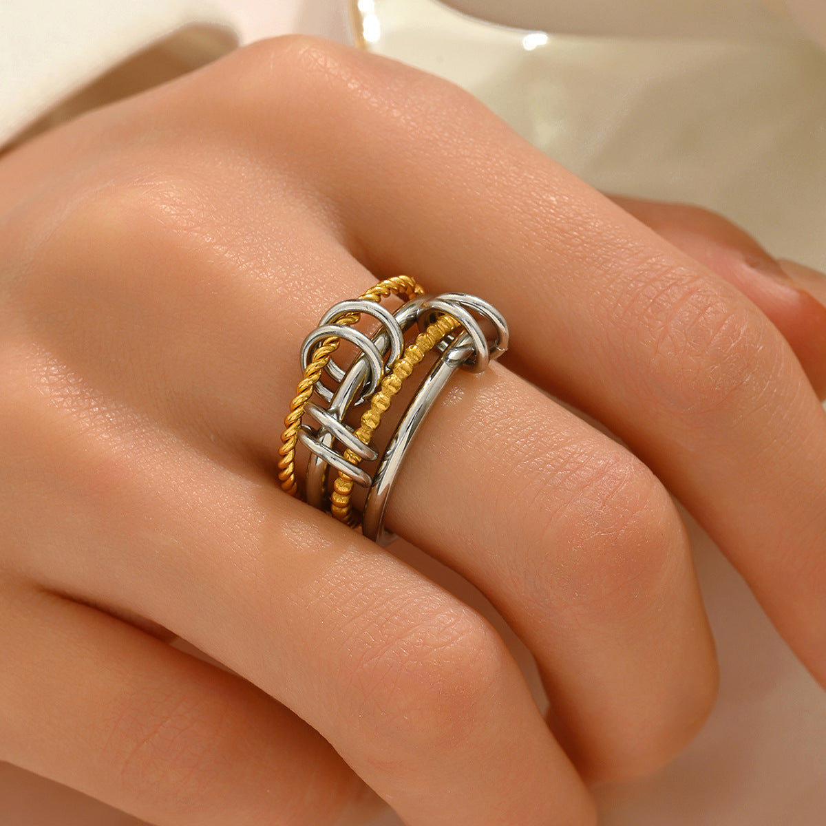 Set de anillos apilables geométricos cruzados para mujer en cobre con baño de oro de 18K